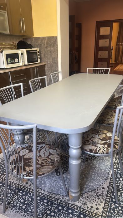 Стол и стулья на 8 человек