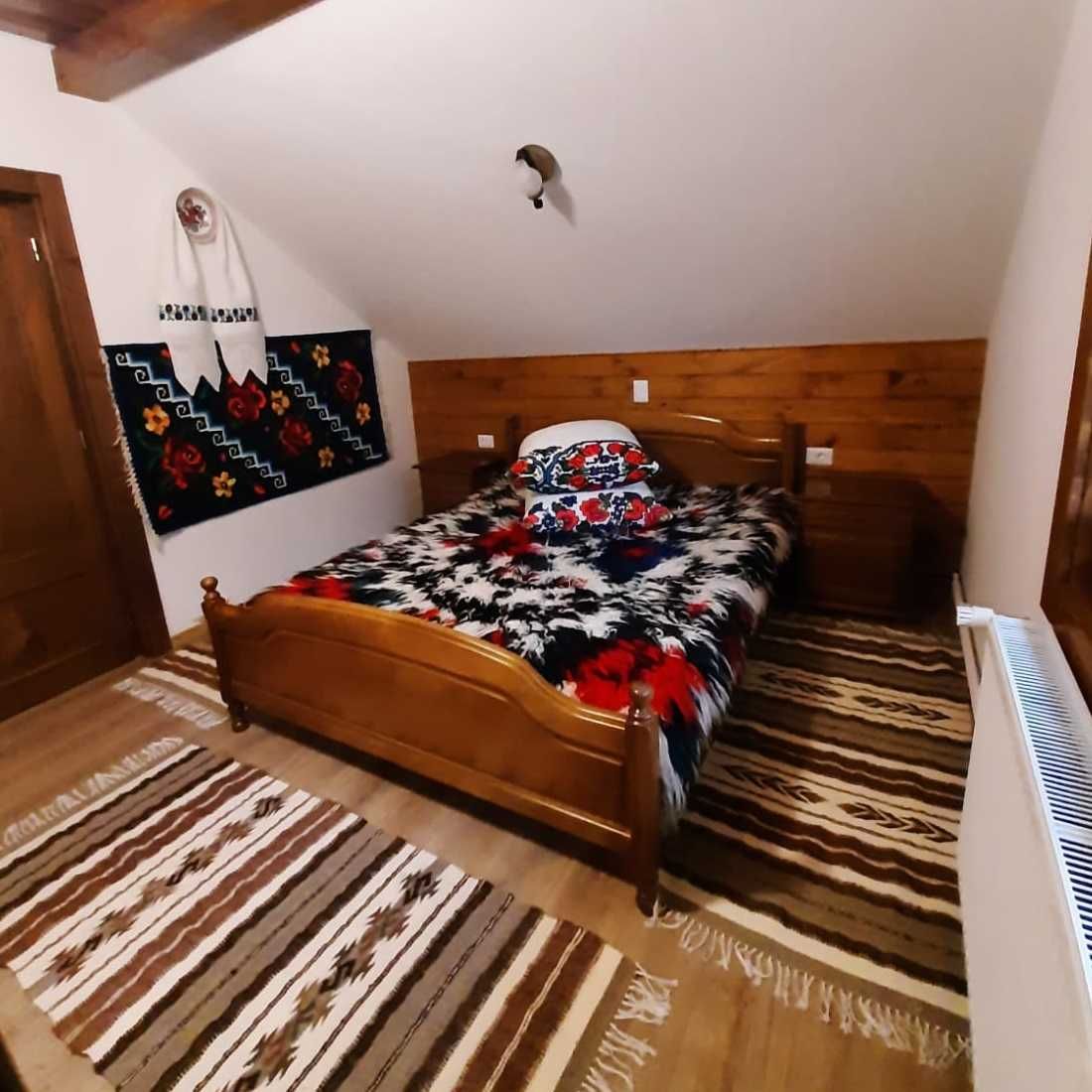 Pat dormitor Ileana din lemn masiv de fag, 140x200 cm