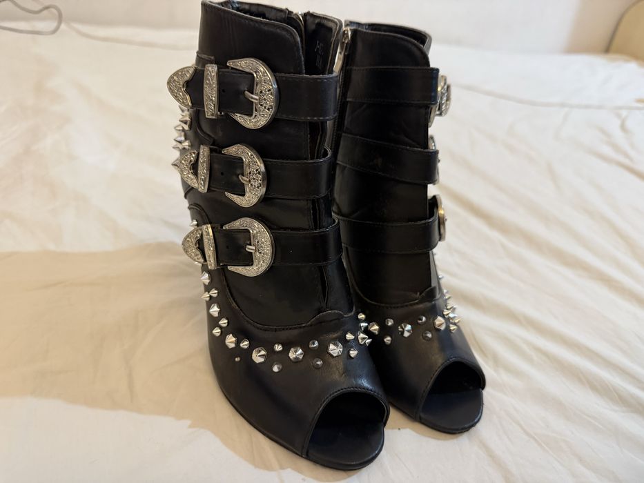 Toti pantofi la 100 de lei perechea , sunt noi sau ca si noi .