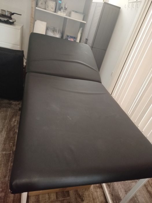 Масажна кушетка цвят черен