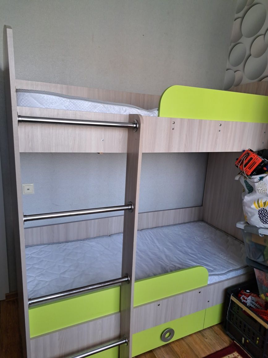 Продам двухярусную кровать