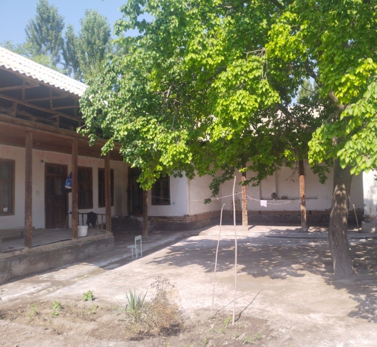 Xovli 15 sotix yashash xonadoni mavjud