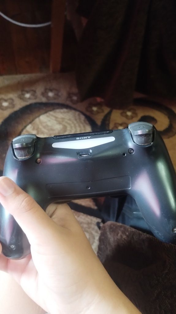 Playstation 4 slim едишън с всички нужни кабели и един джойстик
