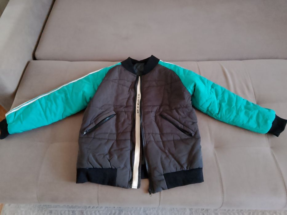 Продам бомберку ветровку очень классная