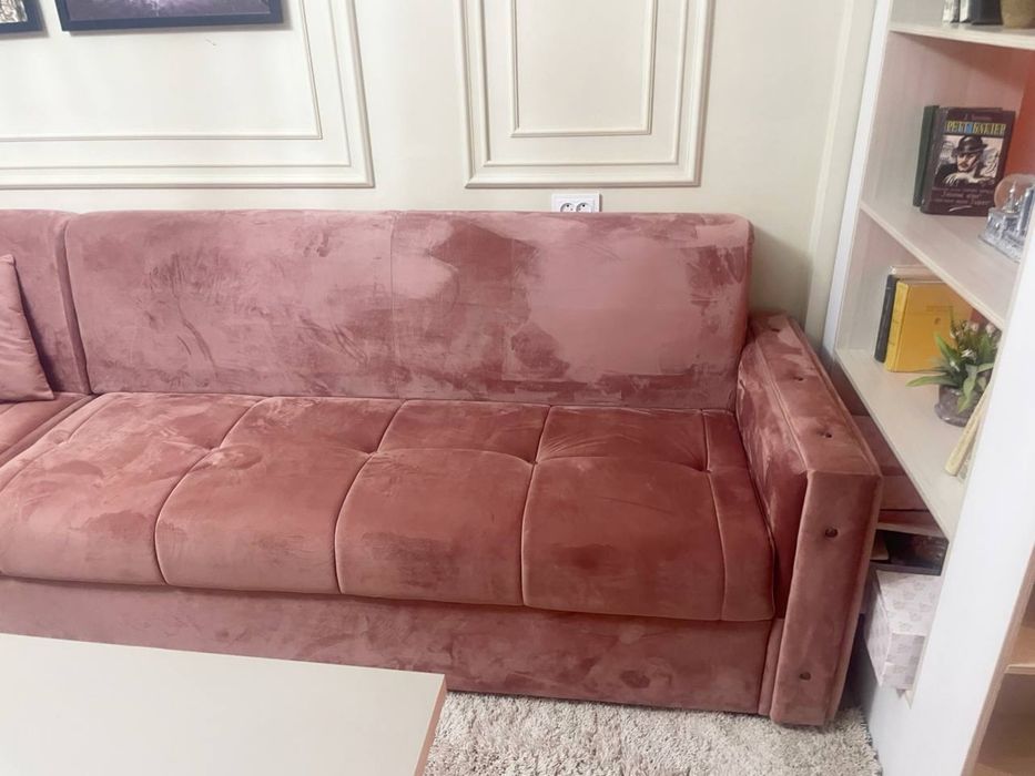 Продаётся диван, в комплекте 4 пуфика + партеры
