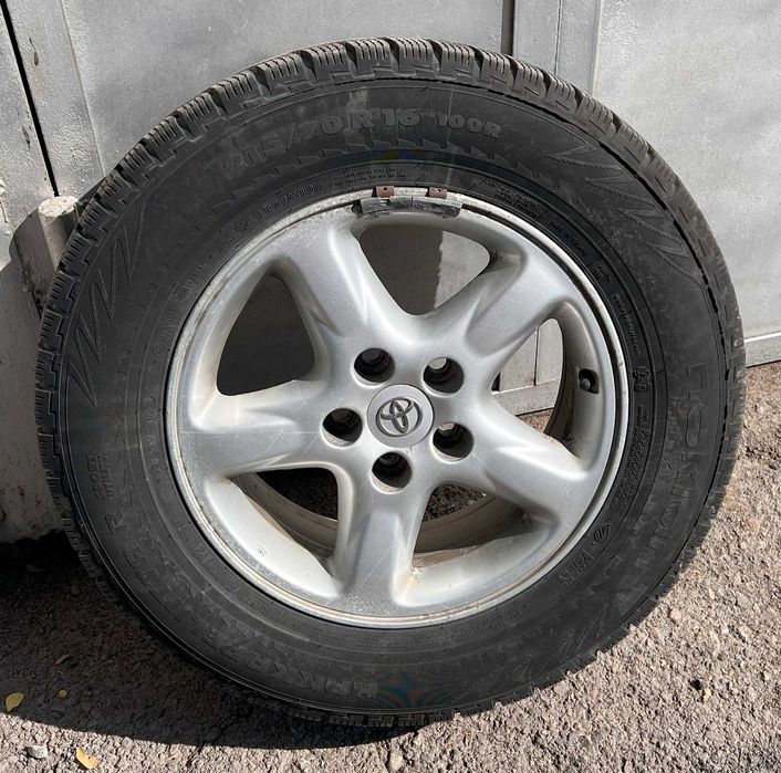 комплект колес nokian hakkapeliitta 215/70 r16 с дисками toyota
