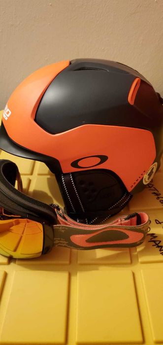 Oakley Casca schi Mod 5 si ochelari Oakley Flight Deck