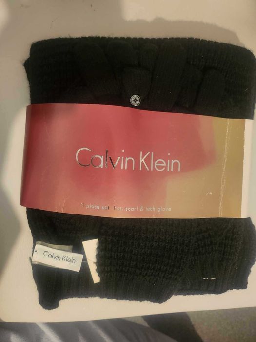 Зимен комплект шапка, шал и ръкавици Calvin klein