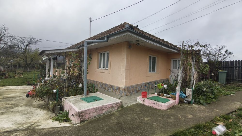 Casă bătrânescă și teren intravilan, vis a vis de Pensiunea Dobrina