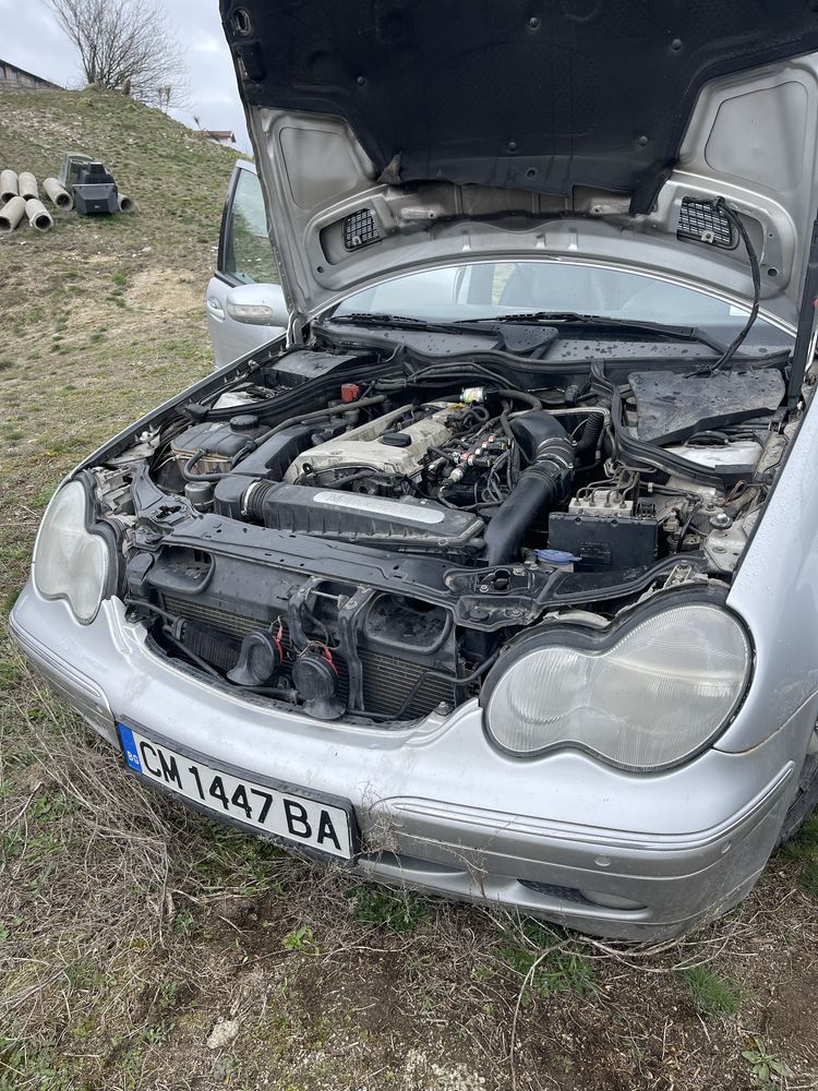 Продавам мерцедес w203 c200 compressor на части