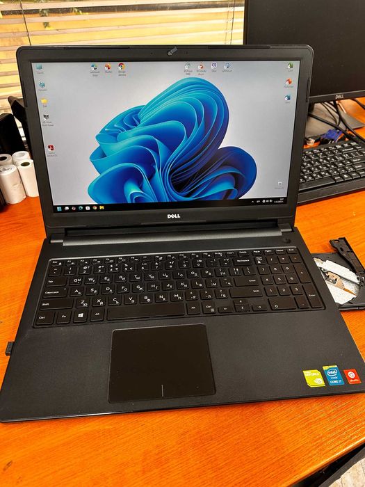 Лаптоп Dell Inspiron 5588 15.6 инча i7 500GB SSD 16GB RAM Перфектен