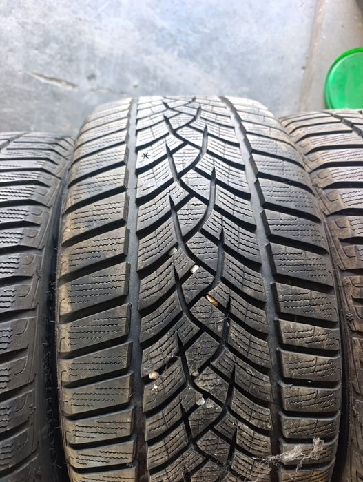 Продавам зимни гуми GOODYEAR 235/40R18