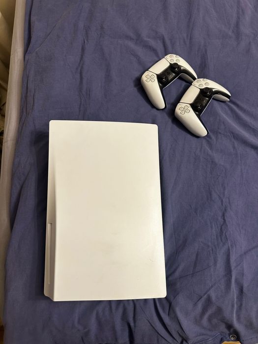 PlayStation 5, отличное состояние, 2 геймпада