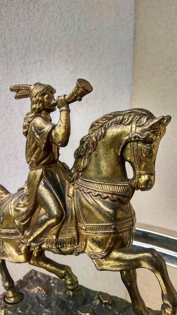 Антична , френска , бронзова скулптура на ловец с рог
