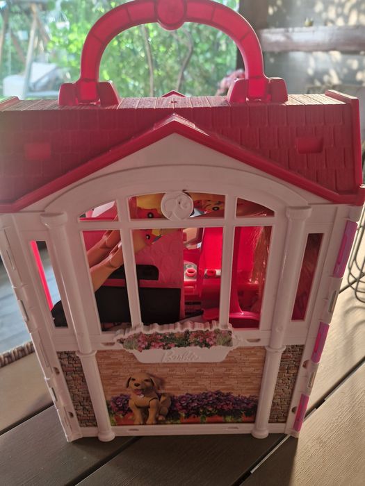 Vând set Barbie casa de vis complet utilată și mobilata cu accesorii.