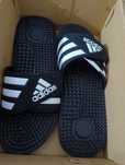 Adidas original, noi șlapi de firma