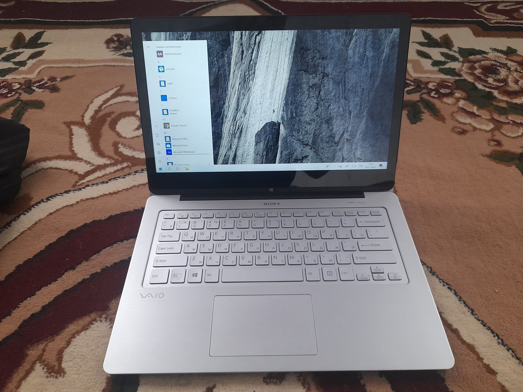 Notebook SONY, сенсорный дисплей. 4х ядерный процессор  i3.