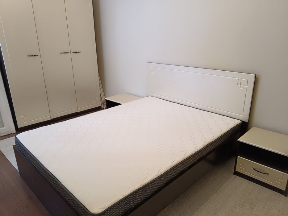 Продам спальню, кровать, шкаф, тумбочки и матрац (новый)