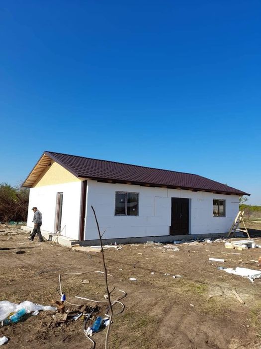 Vând casă pe structură metalică învelită cu panouri sandwich