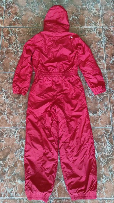 Vand costum de schi rosu, cu gluga.