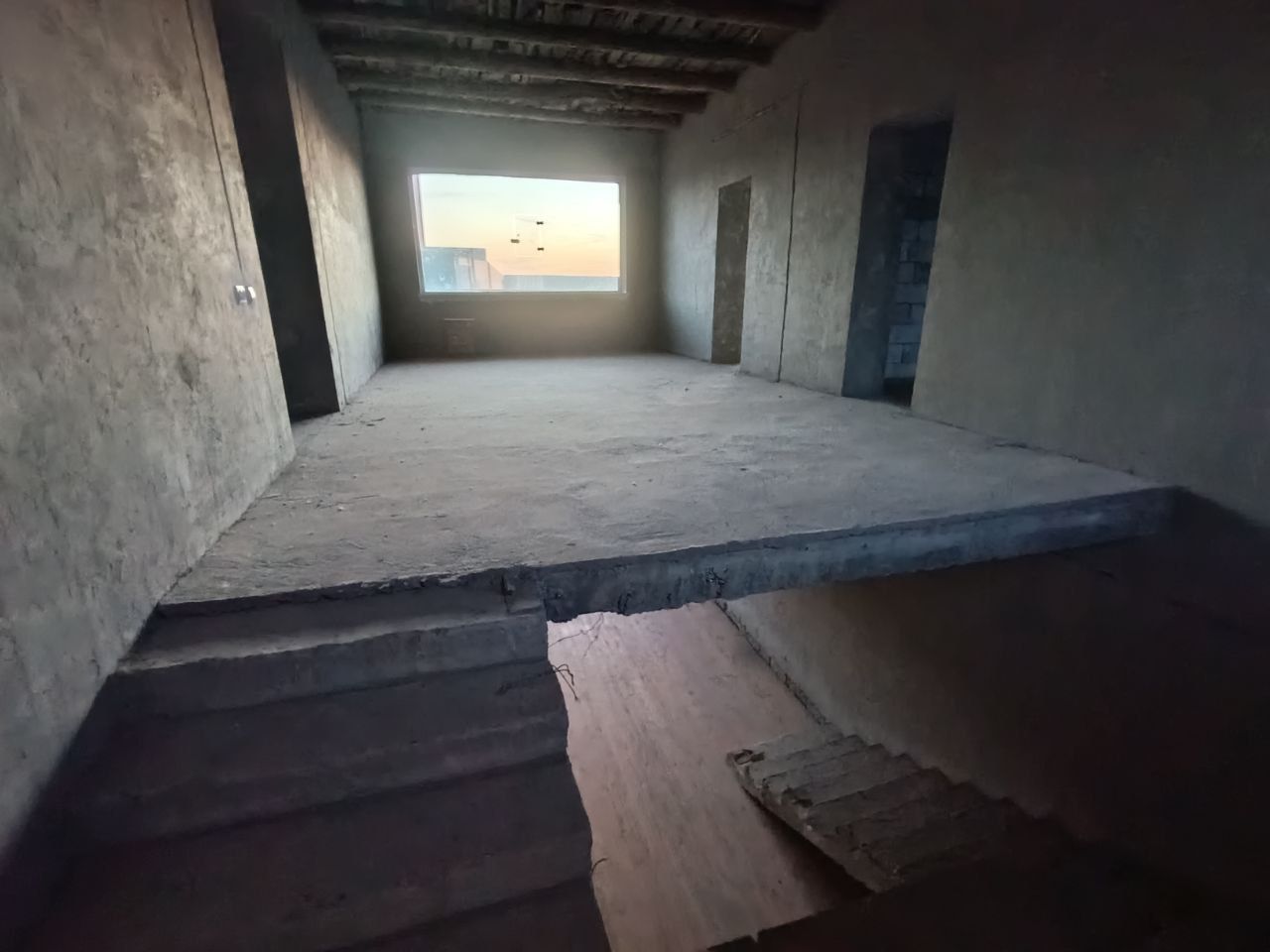 6 sotixlik 2 qavatli hovli sotiladi