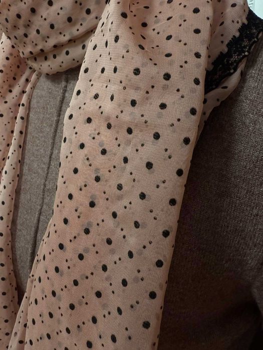 Дамски шал, прозрачен, употребяван.