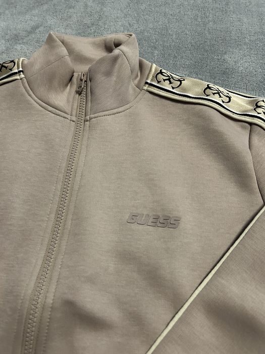 Нов суитшърт Guess