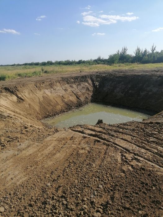 Buldoexcavator cu picon și miniexcavator de inchiriat