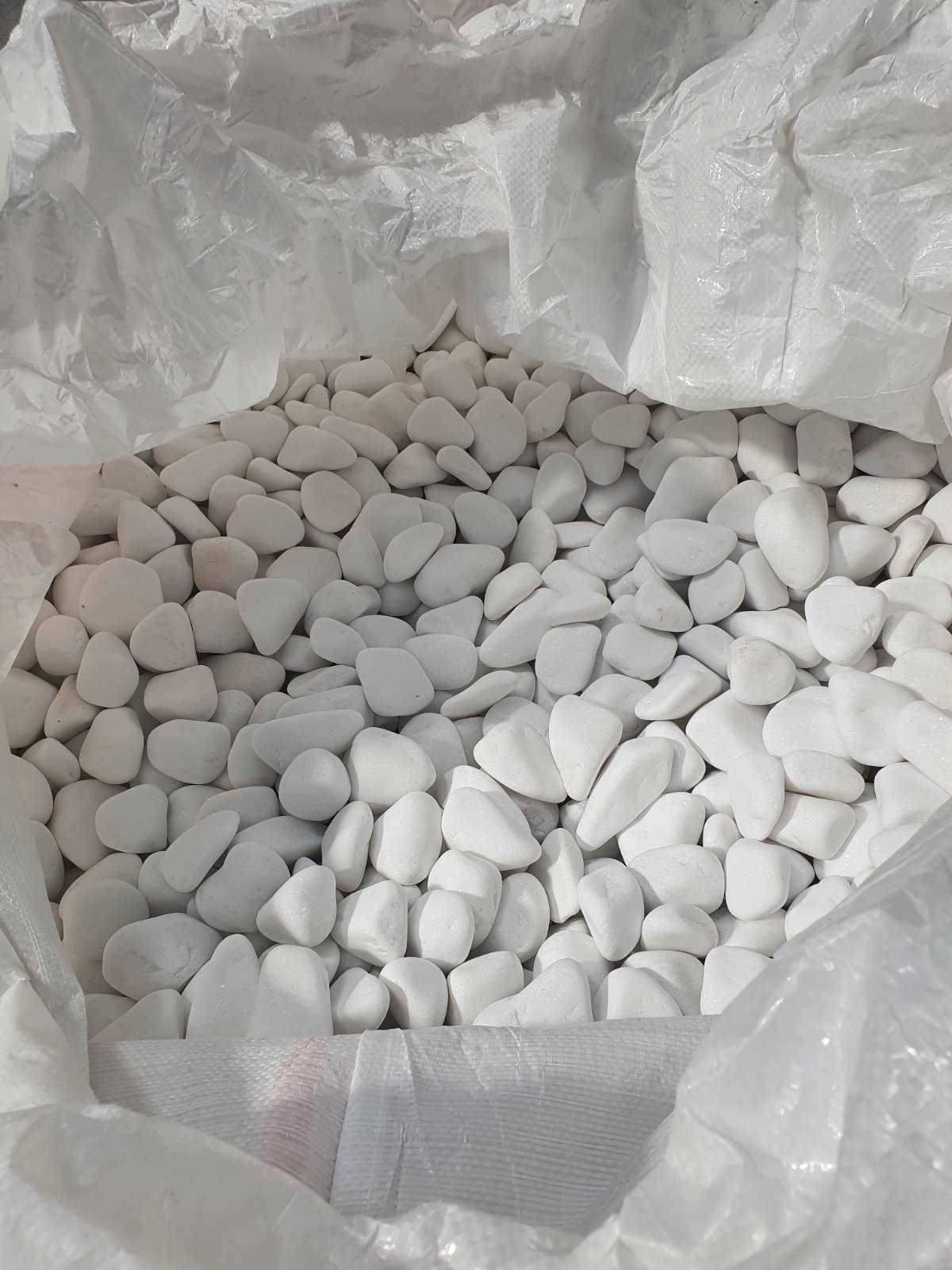 Бели овални камъни от мрамор Тасос