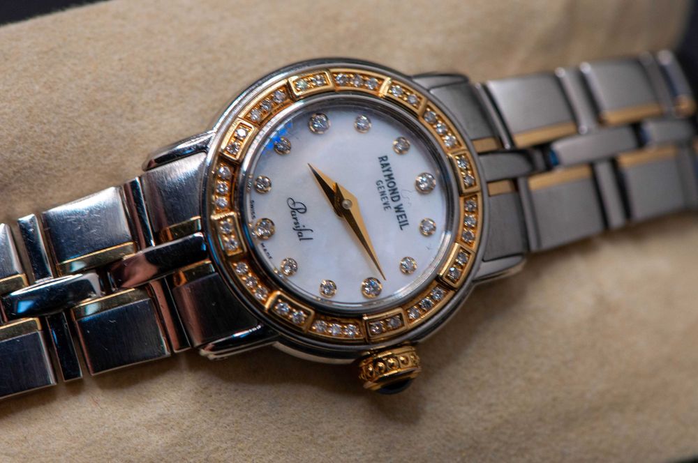 Швейцарски дамси часовник с диаманти,18к злато - Raymond Weil Parsifal