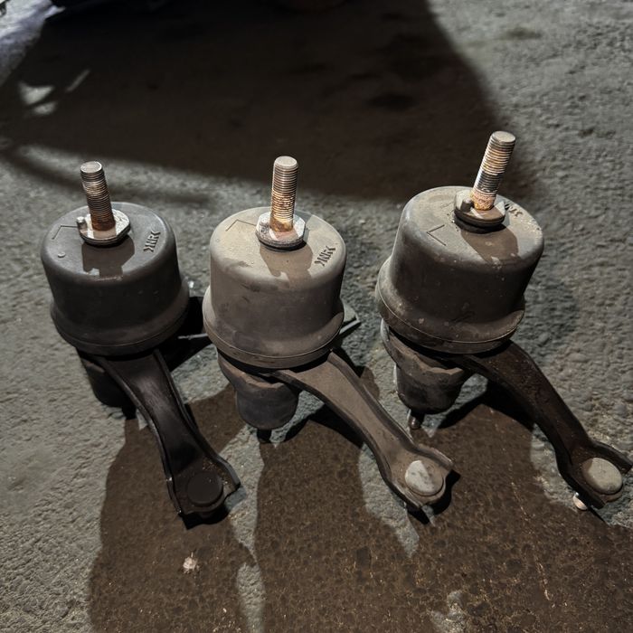 Подушки двигателя 2.4л на Toyota Camry 40