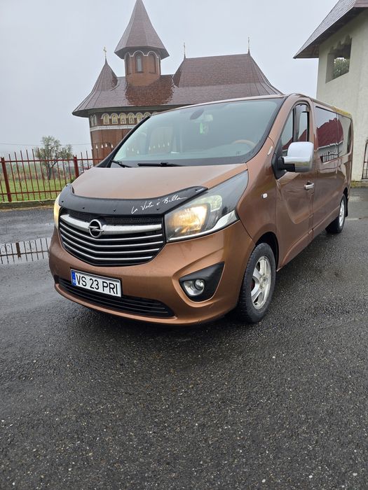 Vând Opel Vivaro 8+1 extra-lung