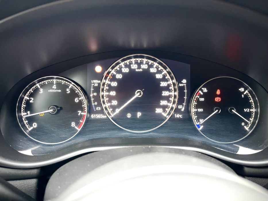 Mazda 3 лек автомобил