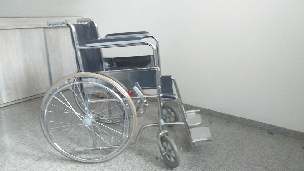 Scaun cu rotile pentru persoane cu dizabilitati pliabil