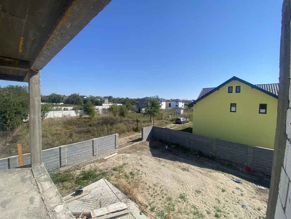 Vand casa la rosu, zona Smart Pub, Preajba