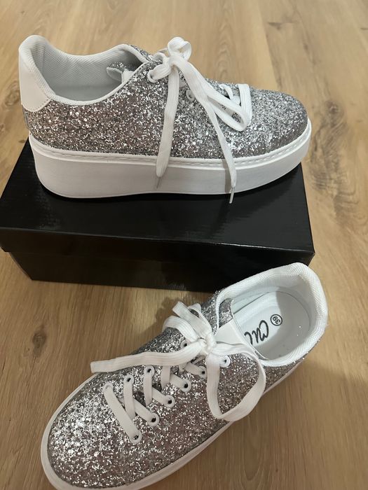 Блестящи кецове в сребърно