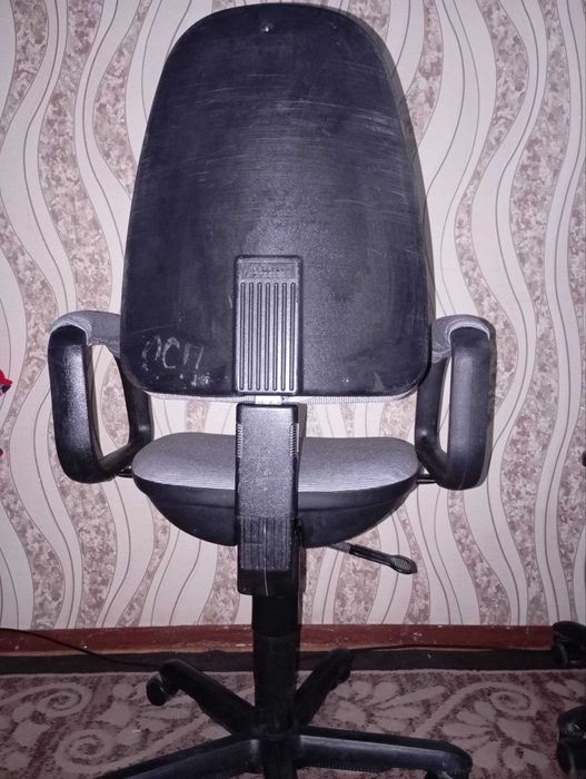 офисное кресло в отличном
