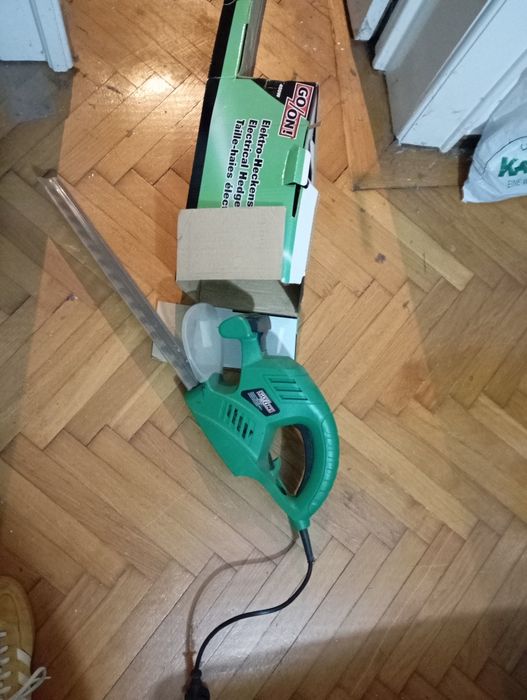 Fierăstrău electric, foarfecă