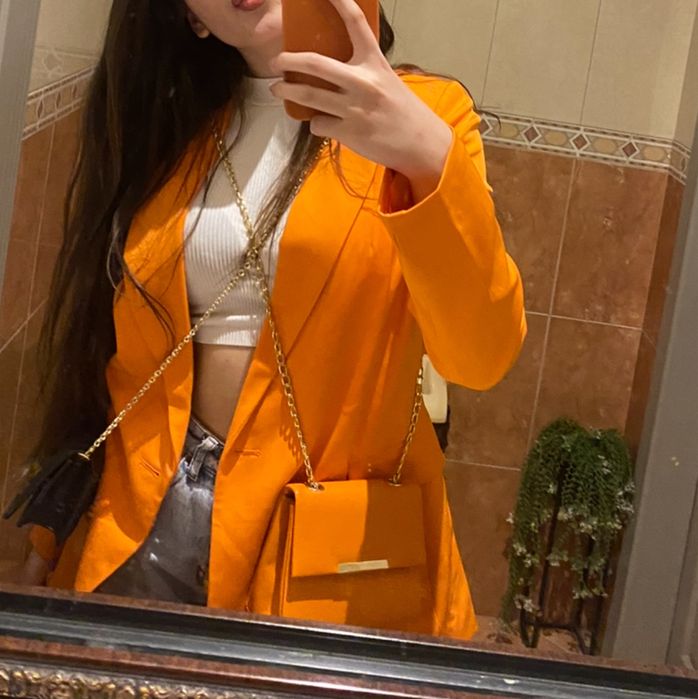 Оранжево сако.