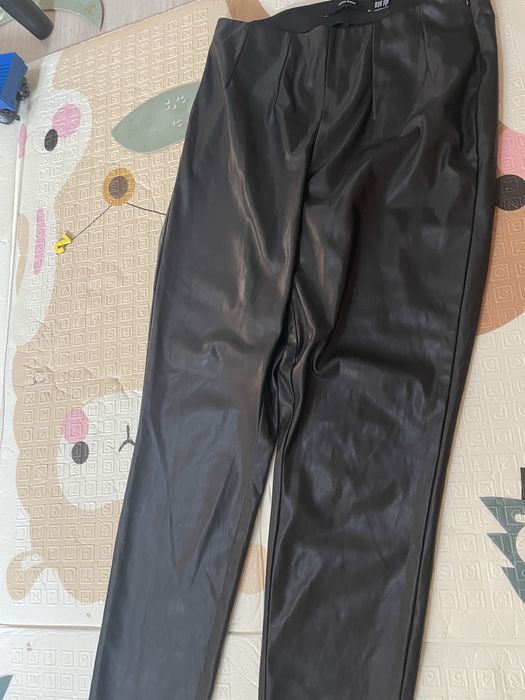 Vand pantaloni slim fit piele ecologica