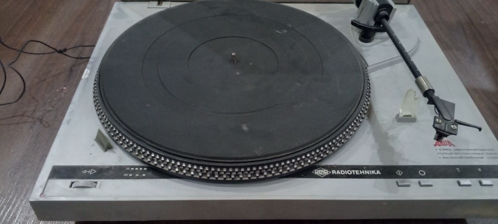 Проигрыватель пластинок Ария