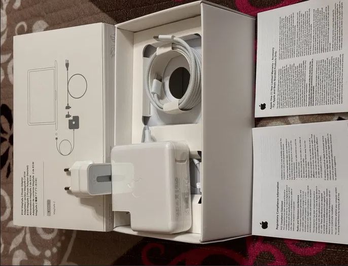 - от ( Apple ) зарядка для MacBook - блок питания на макбук