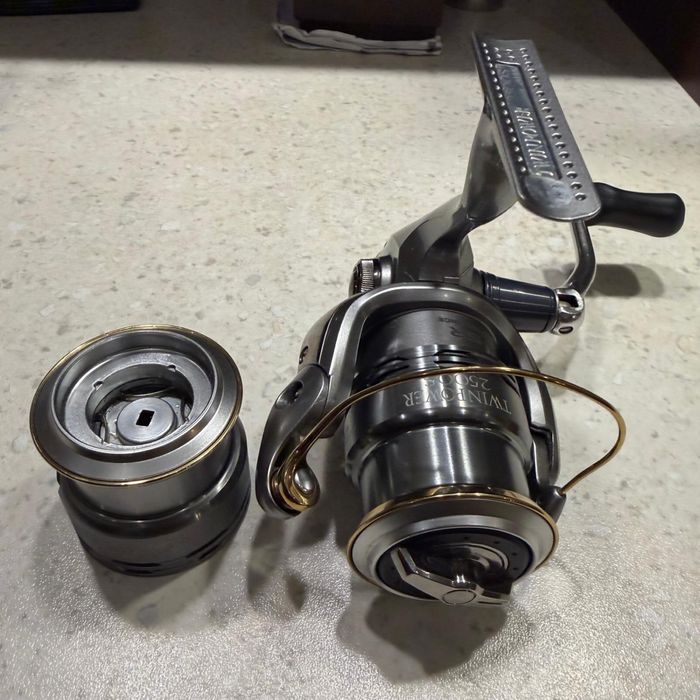 Mulineta Shimano Twin Power 2500S