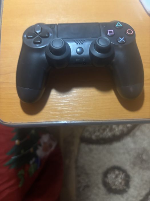 Vand Ps4 Modat (9.00) plus 2 manete.