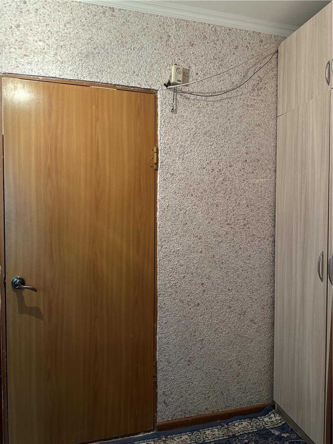 -Продам 1 комнатную на 3 мкр-не без вложений! Заезжай и живи!