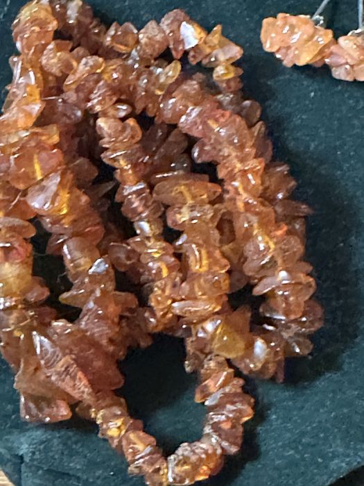 Колие от истински кехлибар с обици от Латвия.