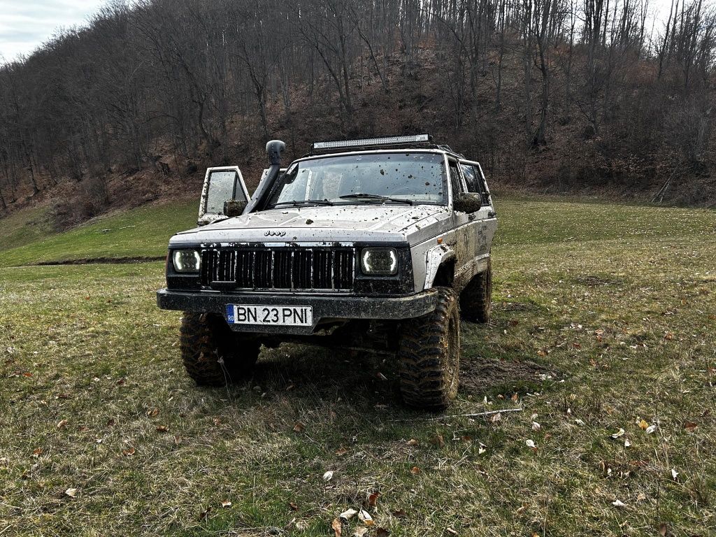 Vând jeep  cherokee