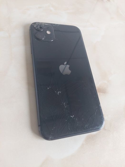 Vând Apple iPhone 11 Black (spart) (pentru piese) //poze reale