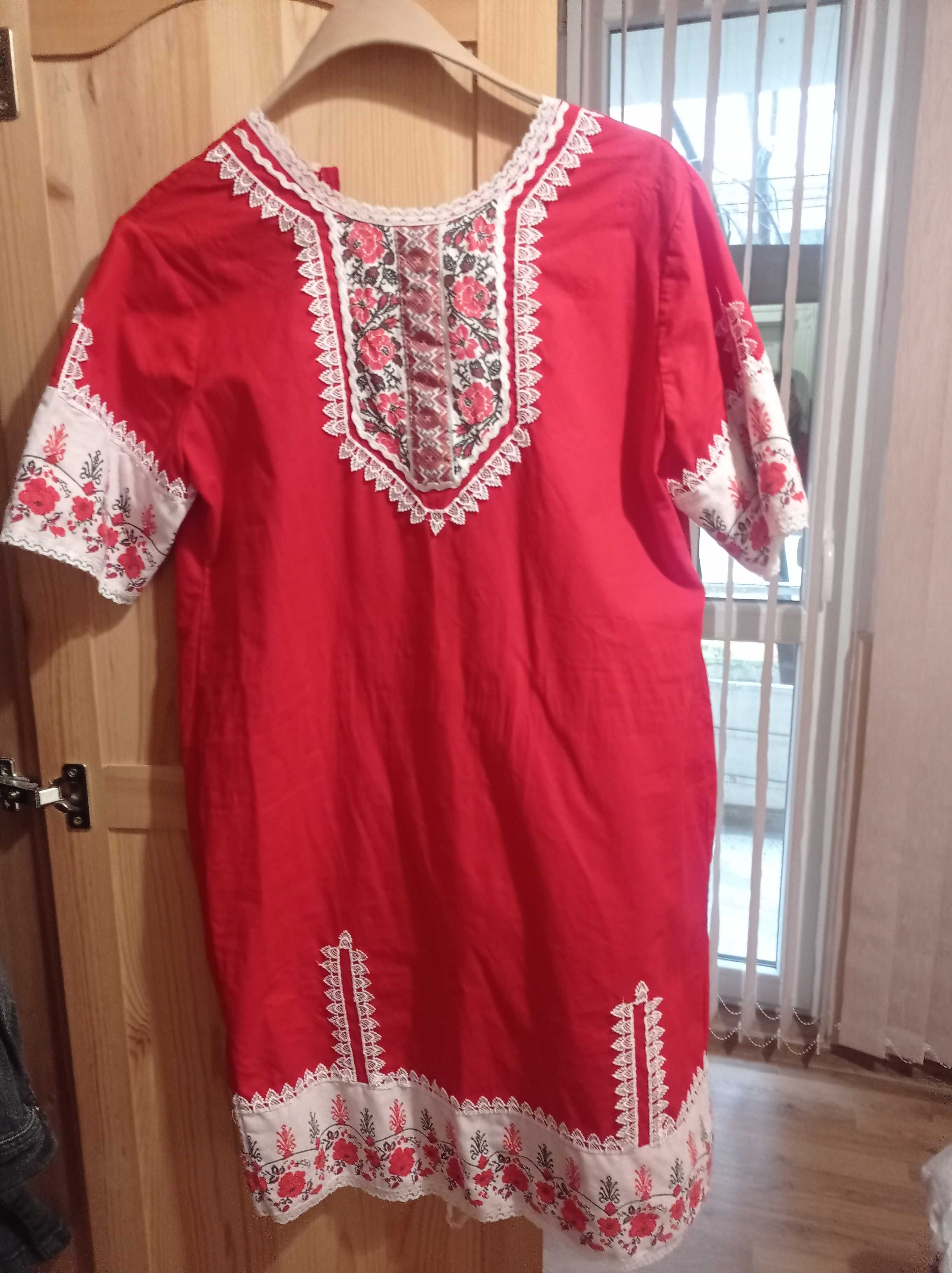 Рокля с фолклорни мотиви