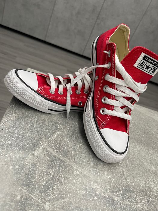 Vând  teniși purtați o singură dată